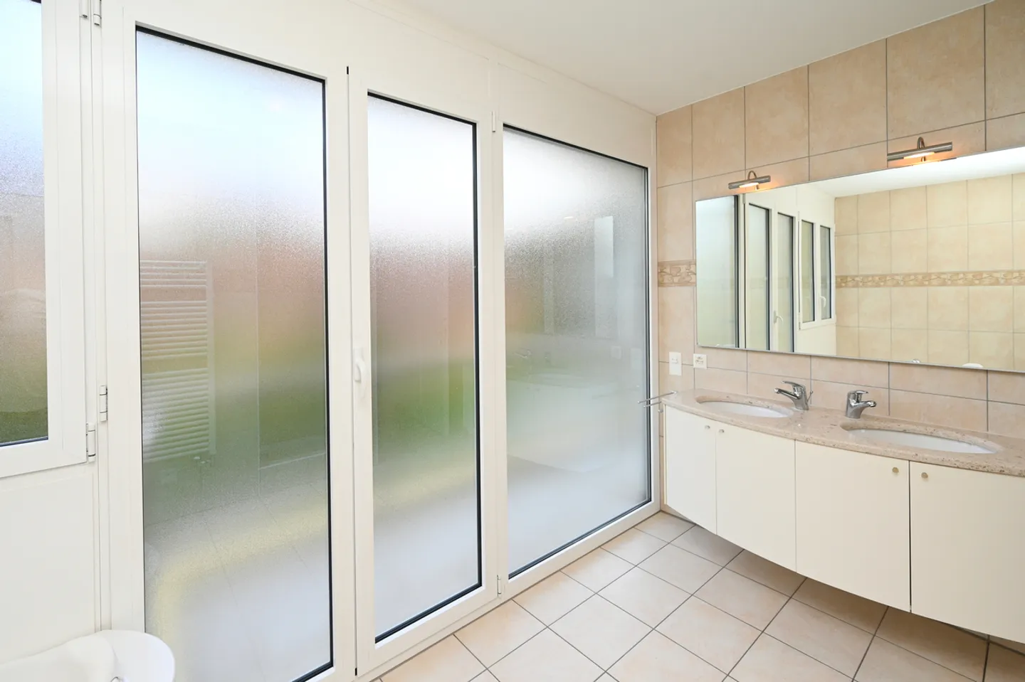 Raffinato e Spazioso Appartamento con Magnifica Vista sul Lago - Foto 19 di 25