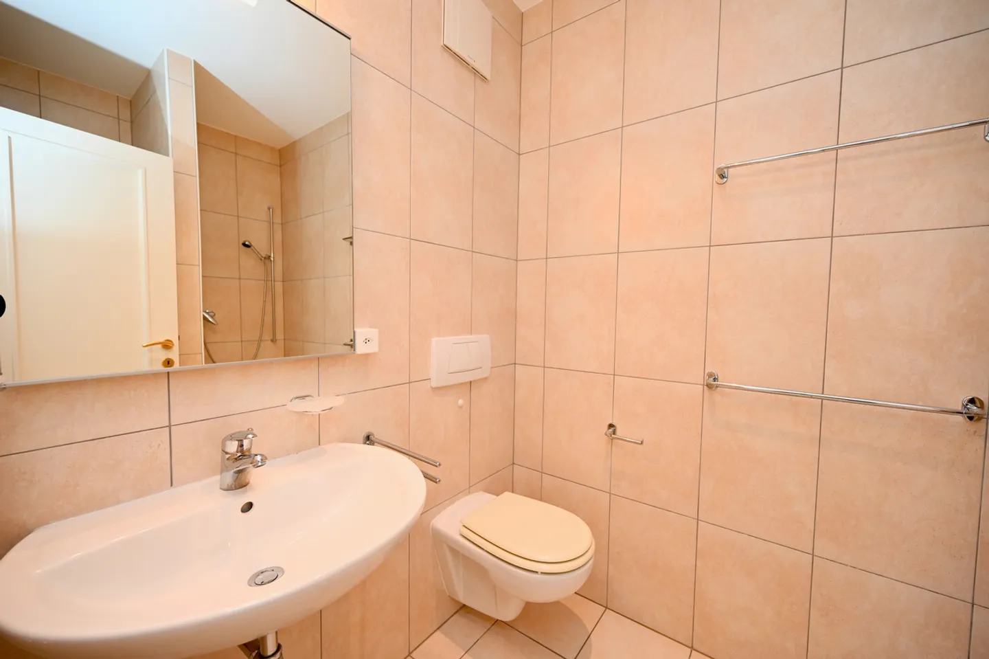 Raffinato e Spazioso Appartamento con Magnifica Vista sul Lago - Foto 20 di 25