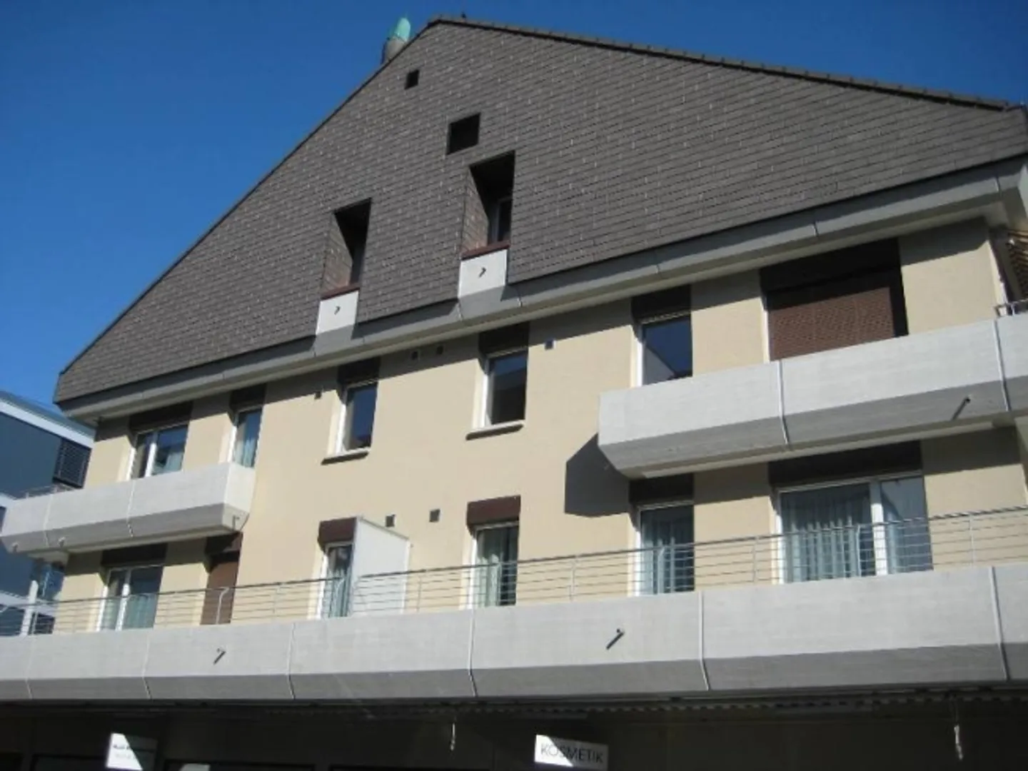 «Gedeckter Motorradplatz nahe Bahnhof Thalwil» - Photo 2 of 2