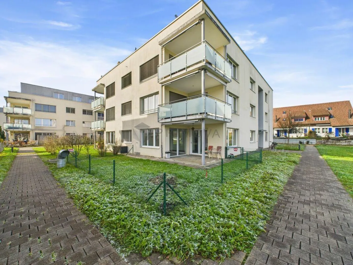 Architecture spatiale réussie avec jardin privé - Photo 1 sur 8