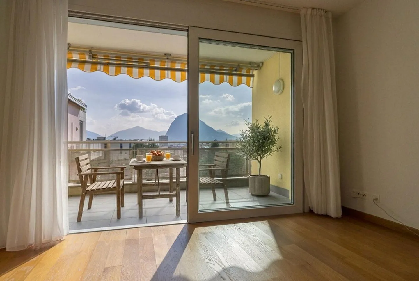 Geräumige Wohnung mit Terrasse - Foto 1 von 12