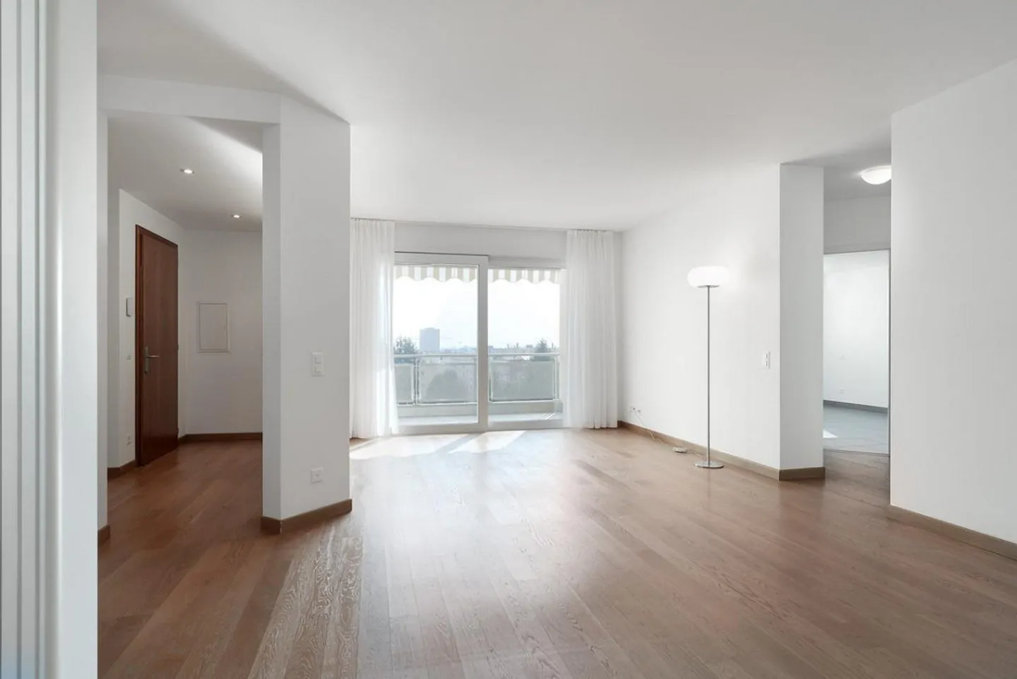 Geräumige Wohnung mit Terrasse - Foto 3 von 12