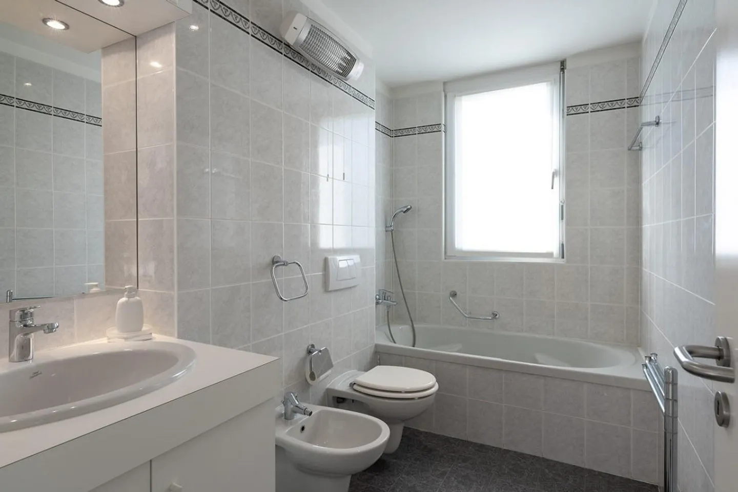 Geräumige Wohnung mit Terrasse - Foto 11 von 12