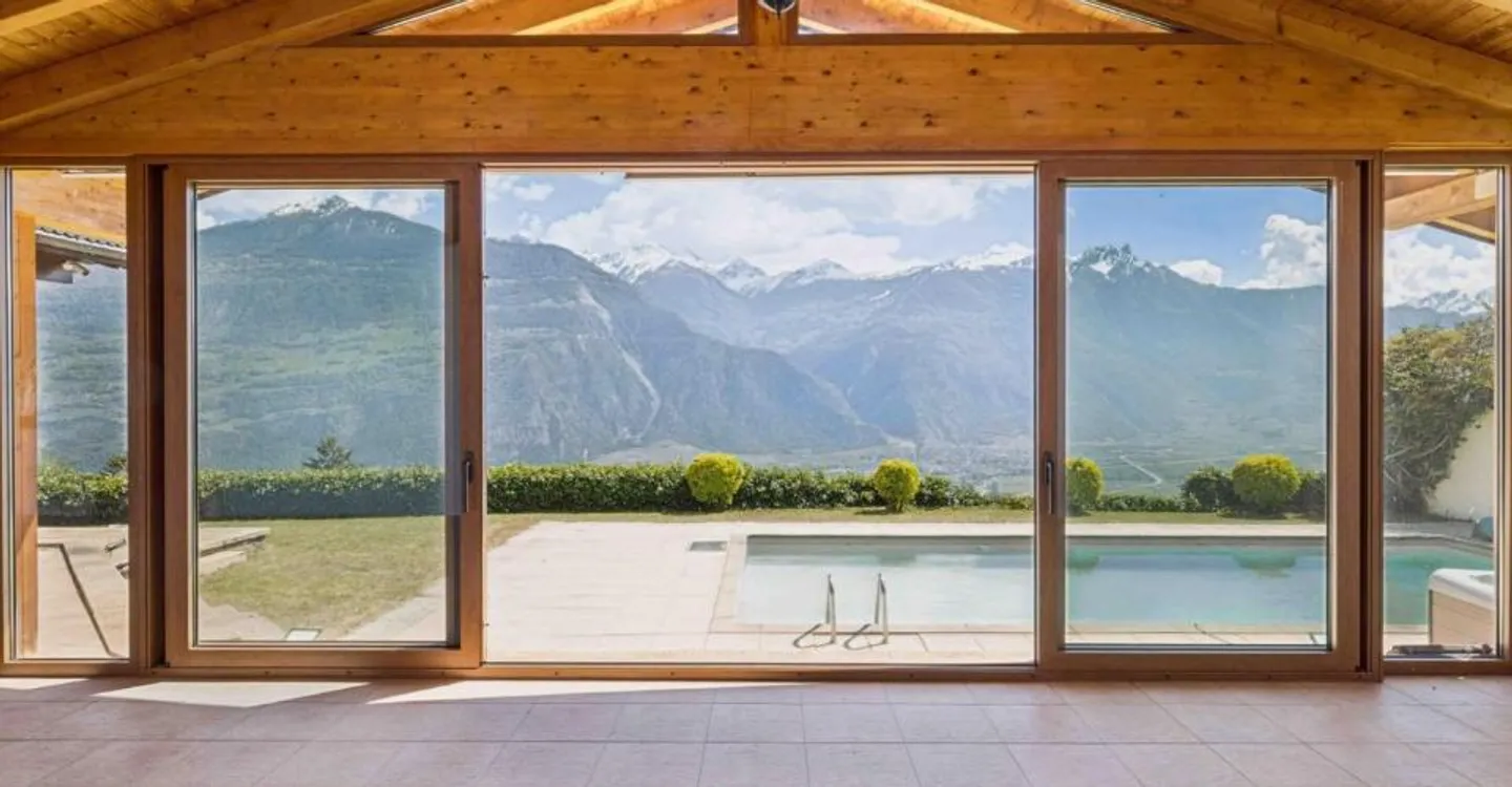 Außergewöhnliche Villa mit Pool und spektakulärem Panorama über das Tal - Foto 1 von 12