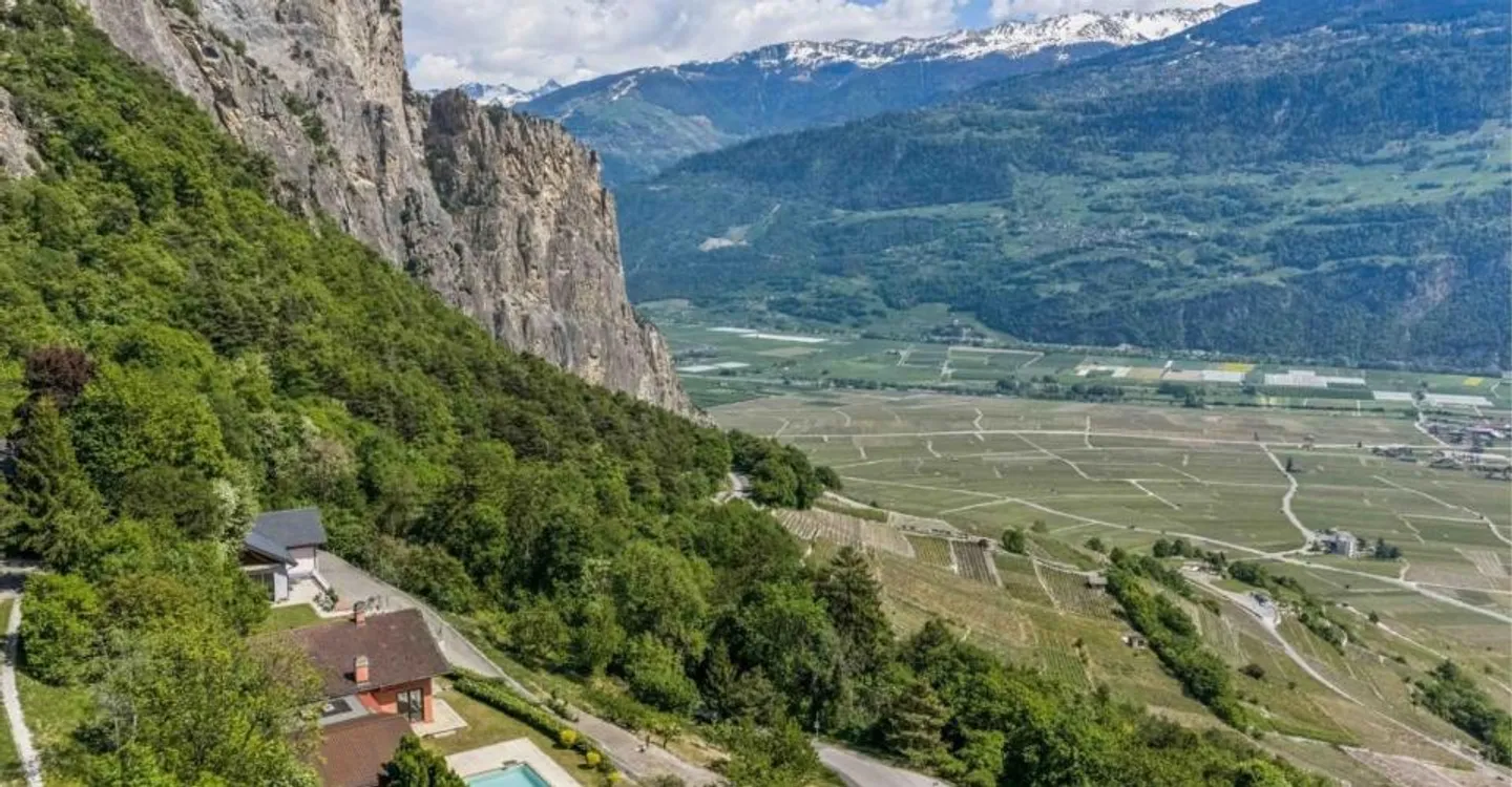 Außergewöhnliche Villa mit Pool und spektakulärem Panorama über das Tal - Foto 2 von 12