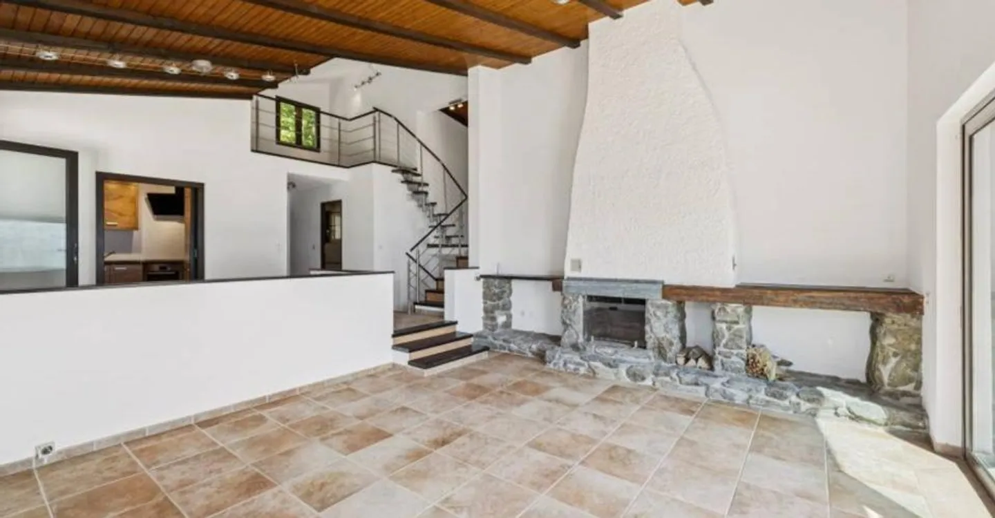 Außergewöhnliche Villa mit Pool und spektakulärem Panorama über das Tal - Foto 3 von 12