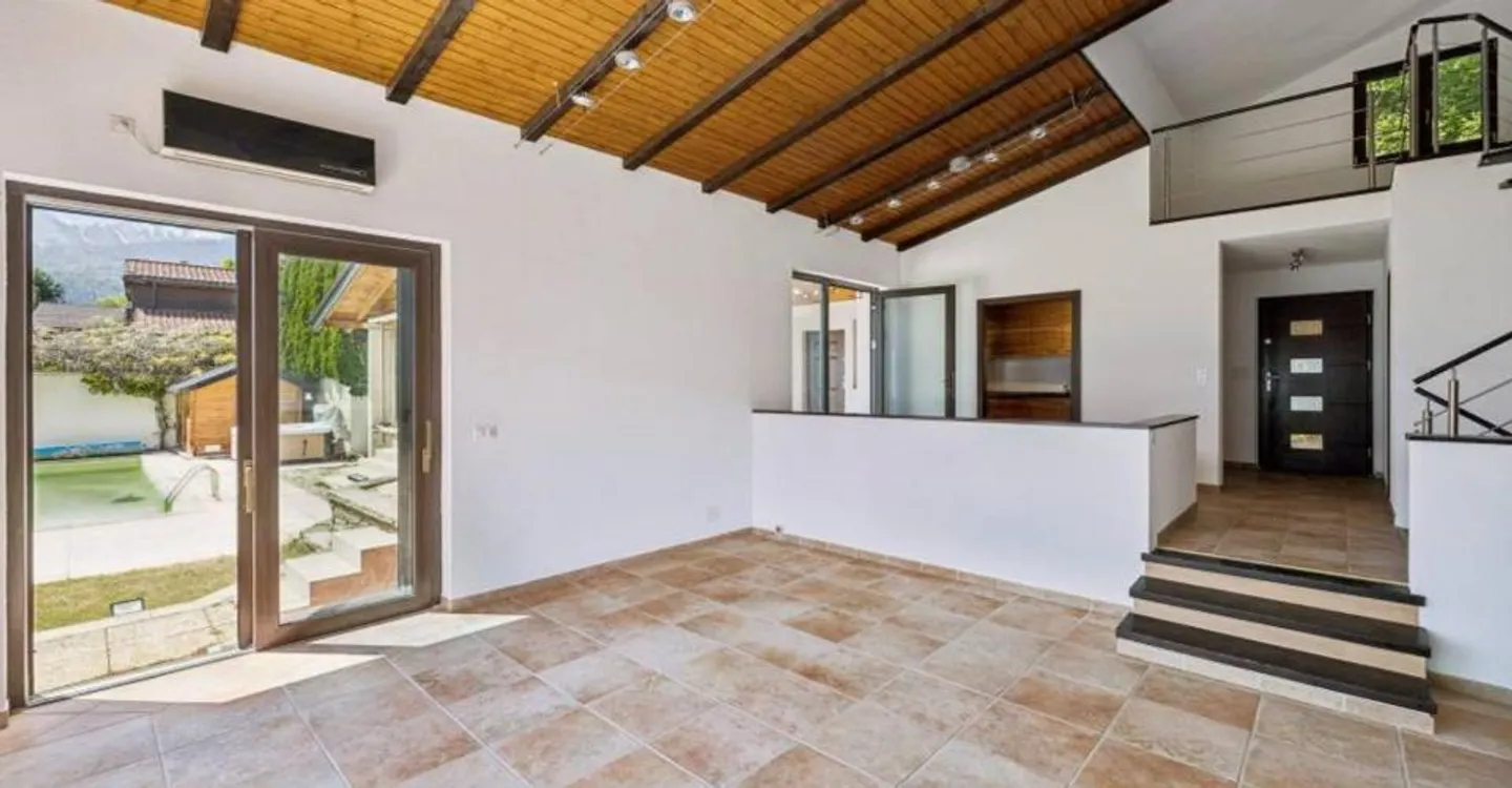 Außergewöhnliche Villa mit Pool und spektakulärem Panorama über das Tal - Foto 4 von 12