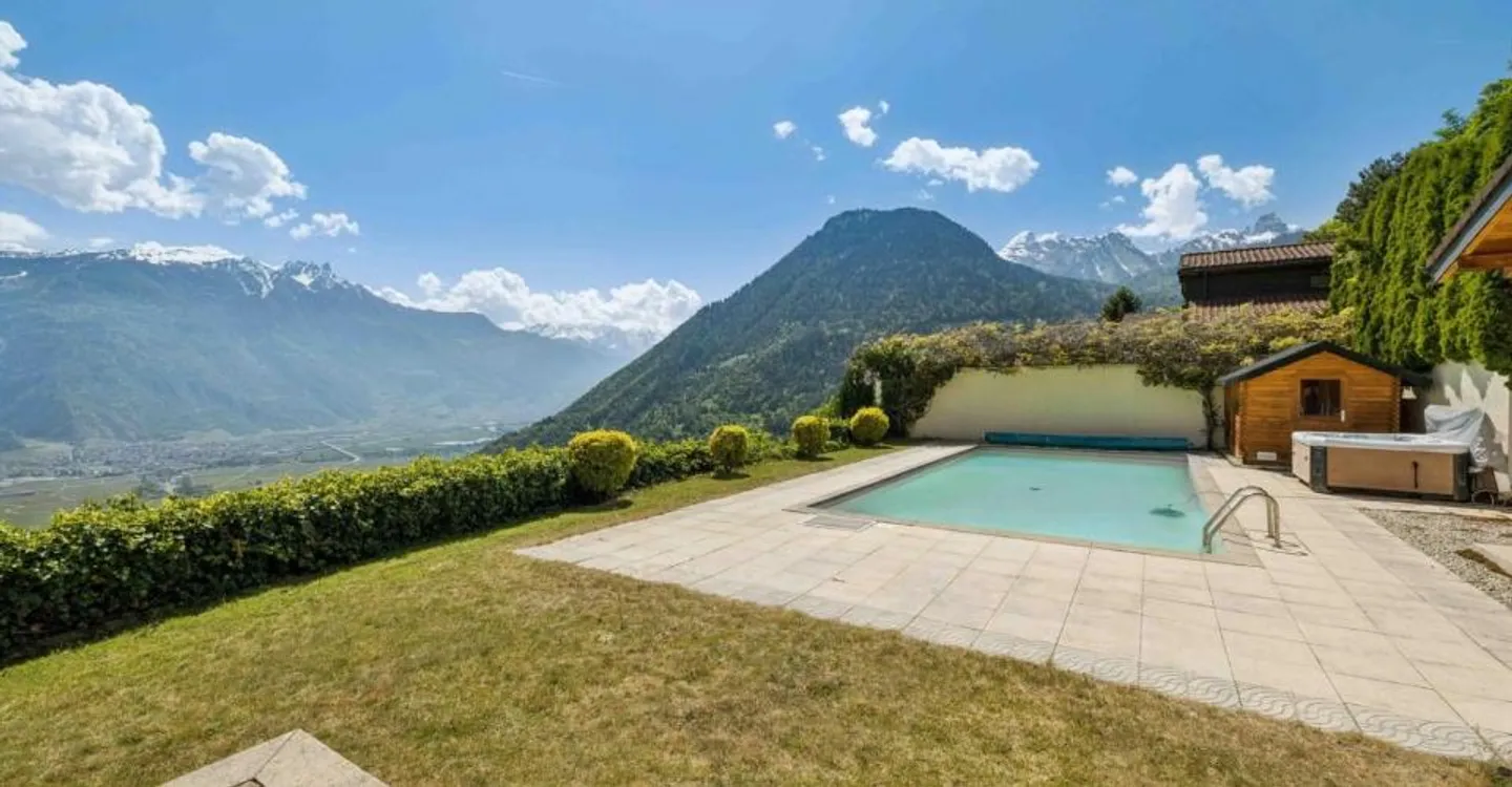 Außergewöhnliche Villa mit Pool und spektakulärem Panorama über das Tal - Foto 5 von 12