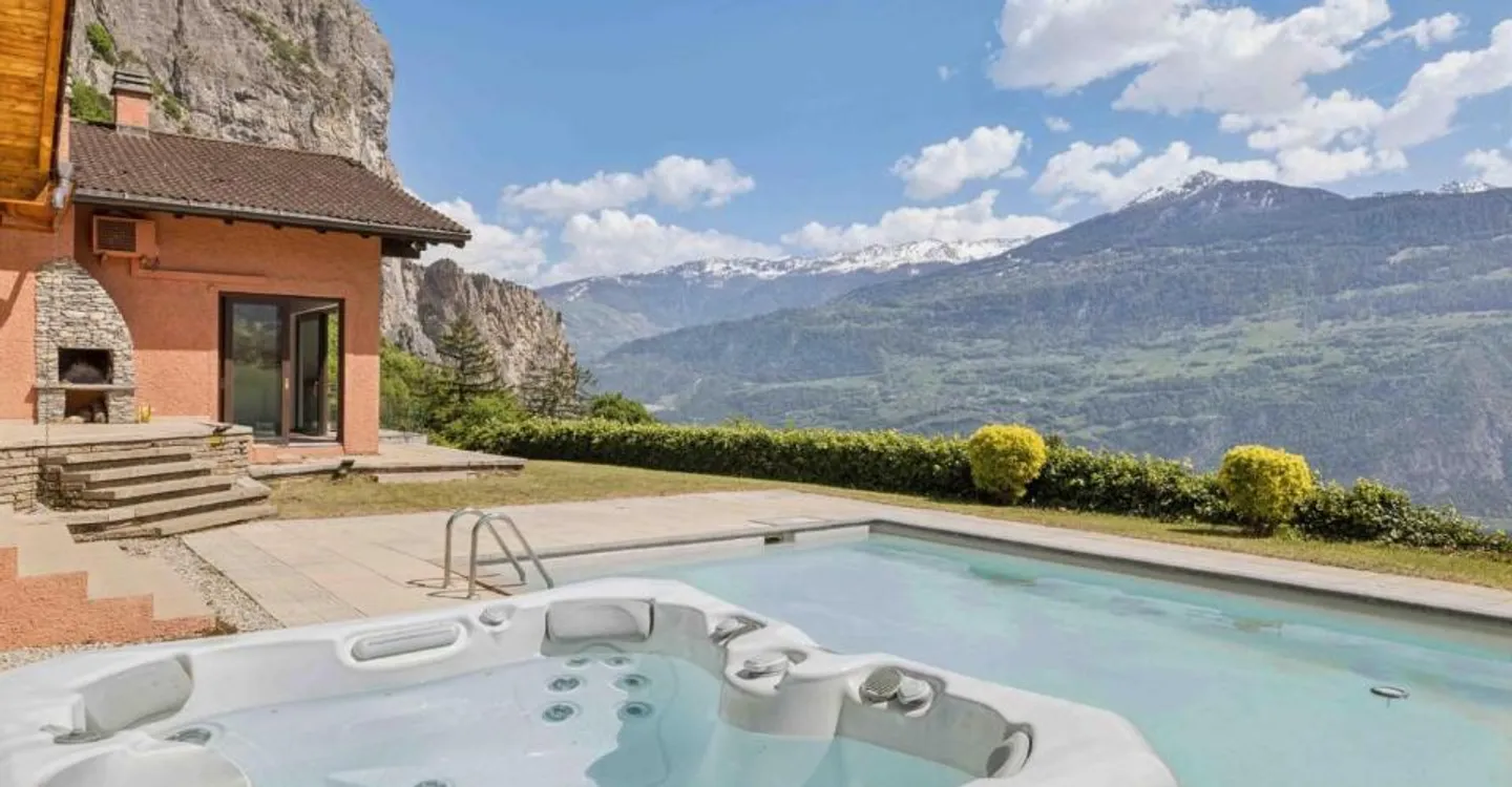Außergewöhnliche Villa mit Pool und spektakulärem Panorama über das Tal - Foto 6 von 12