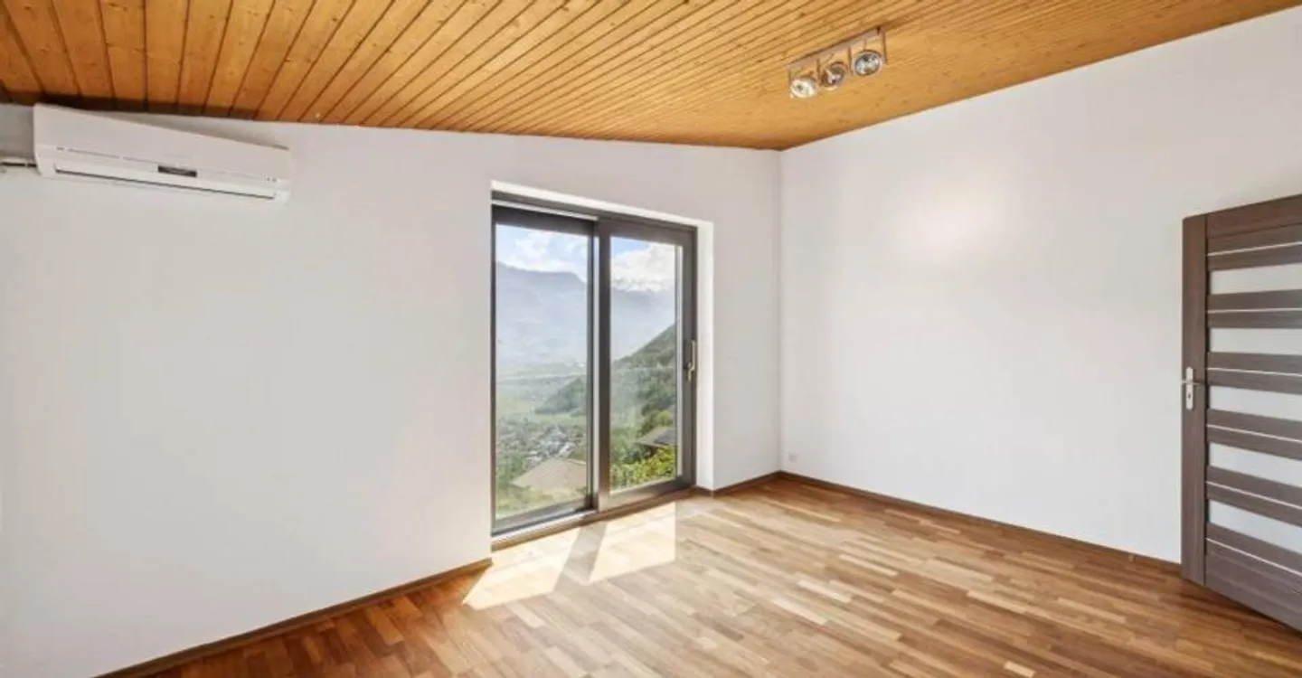 Außergewöhnliche Villa mit Pool und spektakulärem Panorama über das Tal - Foto 7 von 12
