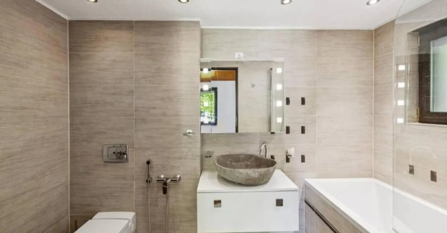 Außergewöhnliche Villa mit Pool und spektakulärem Panorama über das Tal - Foto 8 von 12