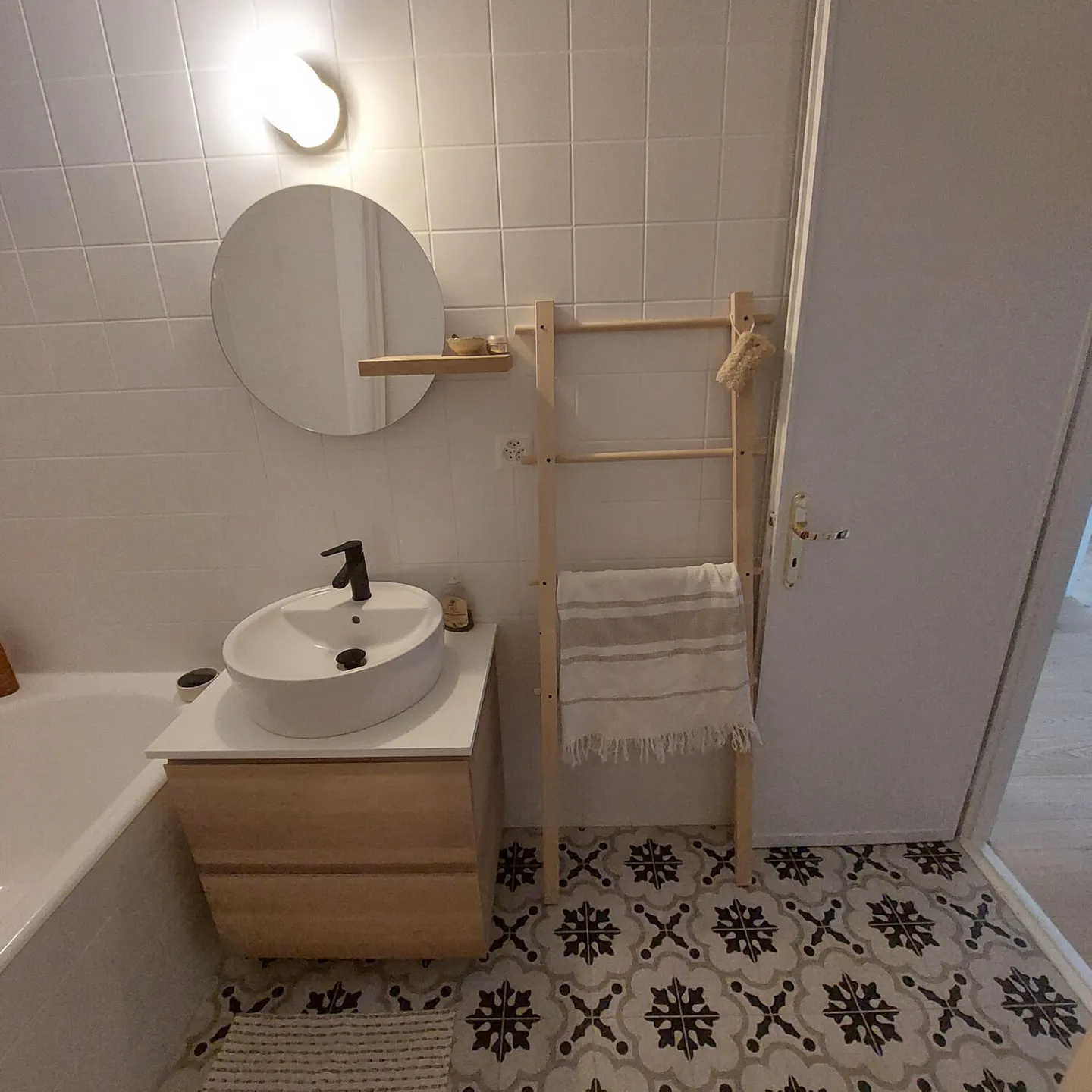 Charming Furnished Apartment - Photo 10 of 10