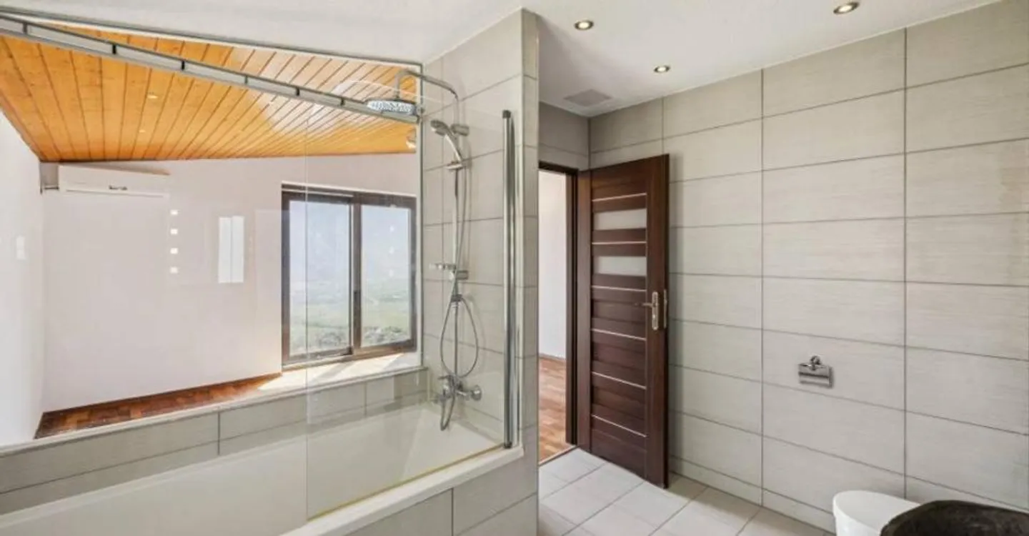Außergewöhnliche Villa mit Pool und spektakulärem Panorama über das Tal - Foto 10 von 12