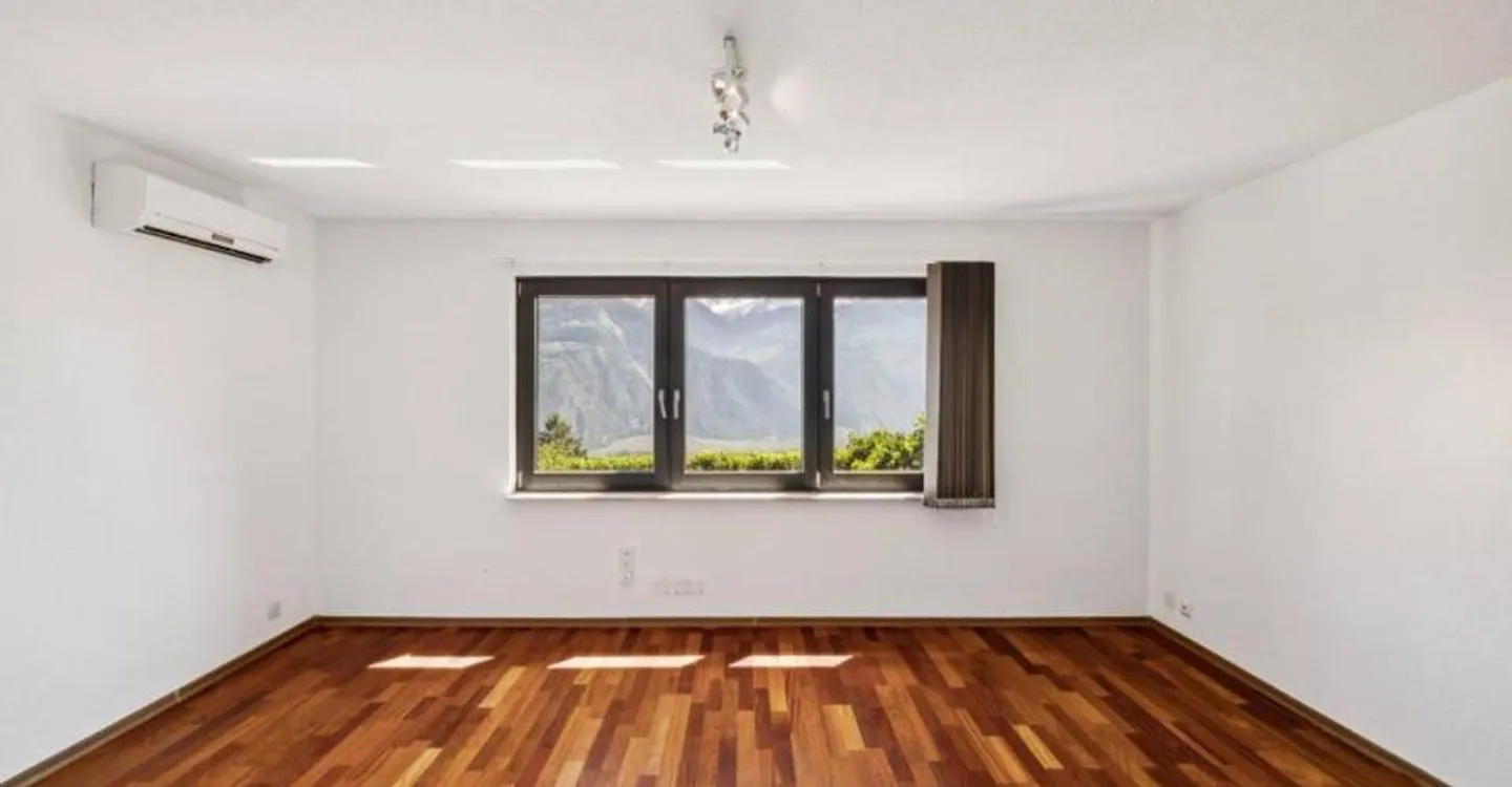 Außergewöhnliche Villa mit Pool und spektakulärem Panorama über das Tal - Foto 9 von 12