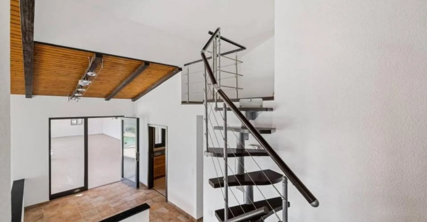 Außergewöhnliche Villa mit Pool und spektakulärem Panorama über das Tal - Foto 11 von 12