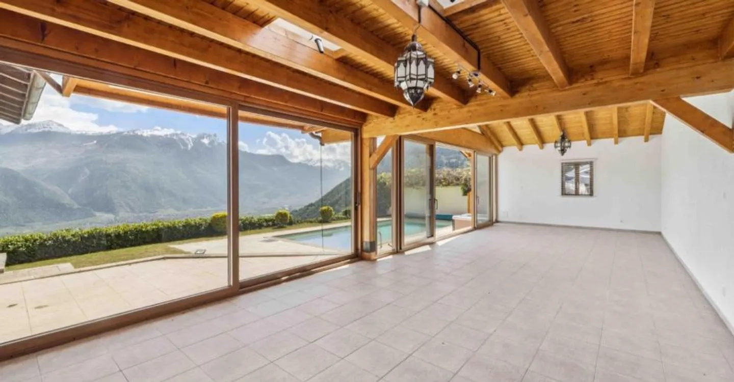Außergewöhnliche Villa mit Pool und spektakulärem Panorama über das Tal - Foto 12 von 12