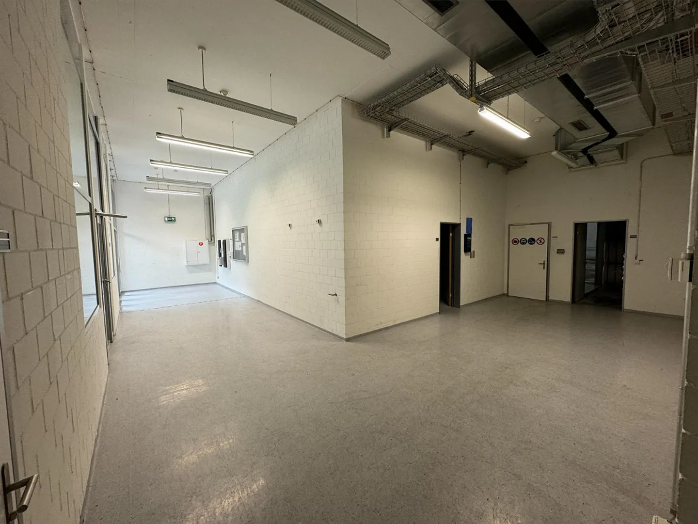 Bis zu 1'600 m2 Produktions- und Lagerräumlichkeiten in Domat/Ems - Foto 3 von 11