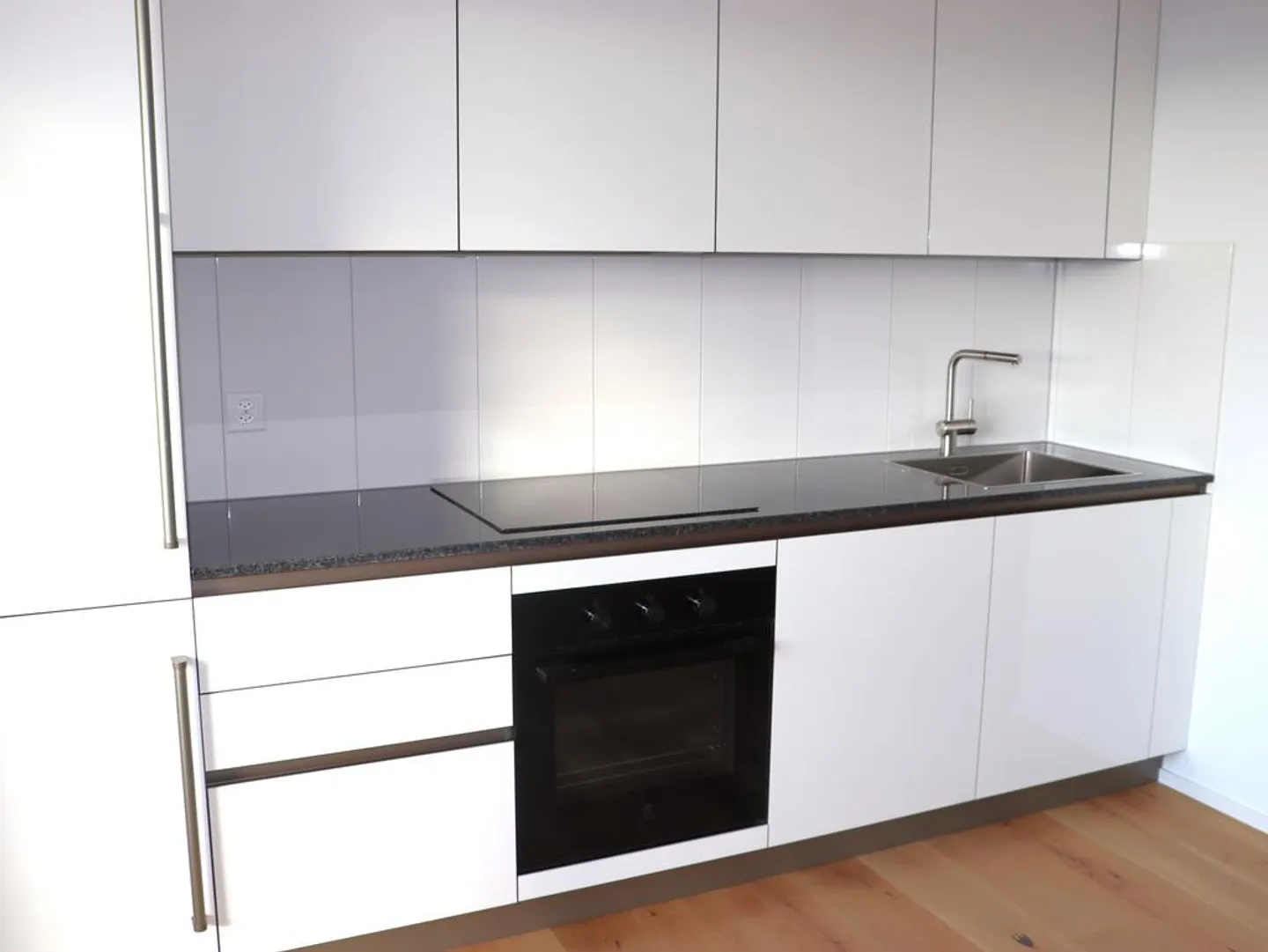 Appartement 1.5 pièces moderne rénové dans un emplacement attrayant - Photo 2 sur 5