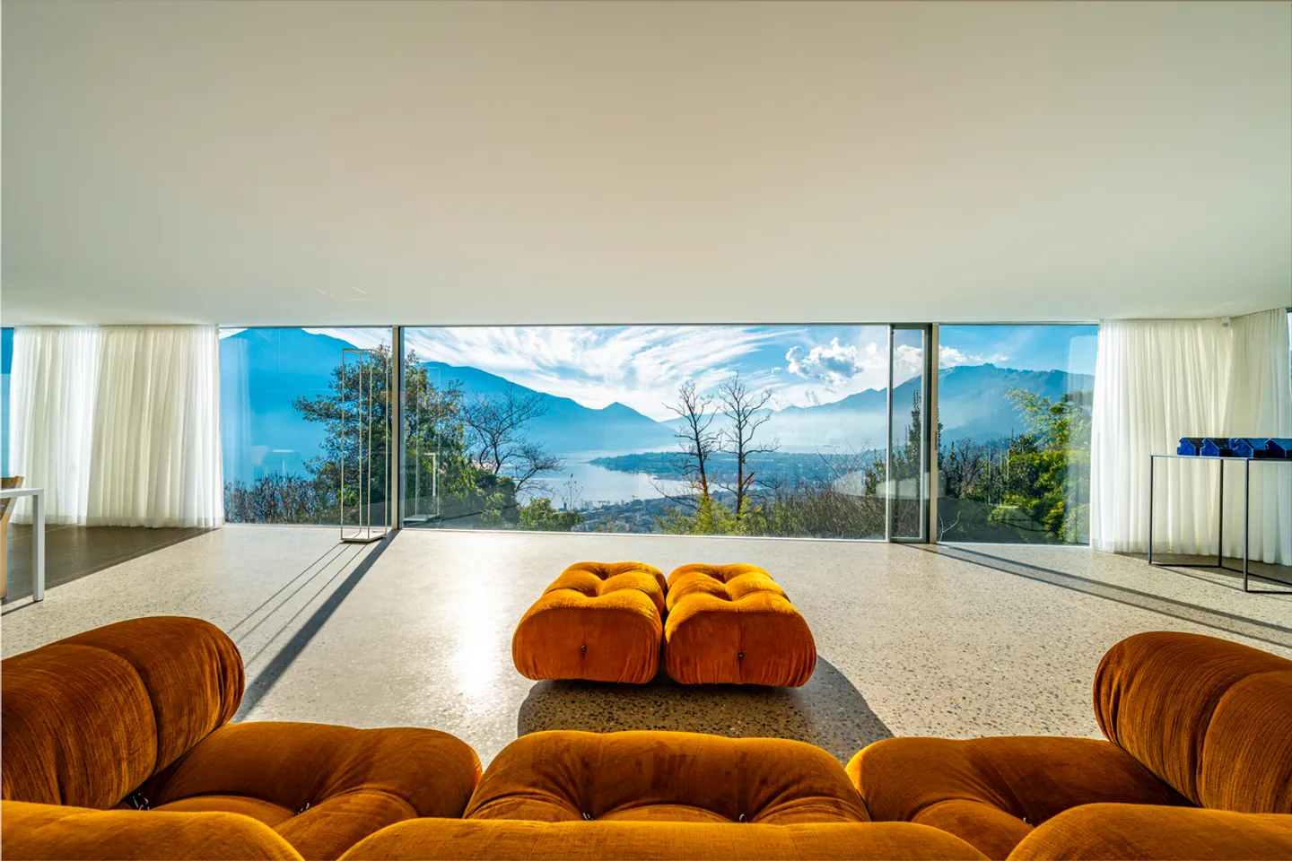 Villa de design iconique avec vue imprenable sur le lac - Photo 1 sur 13