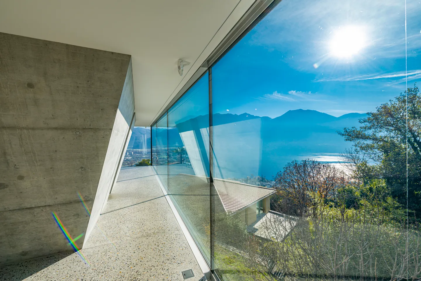 Villa de design iconique avec vue imprenable sur le lac - Photo 9 sur 13