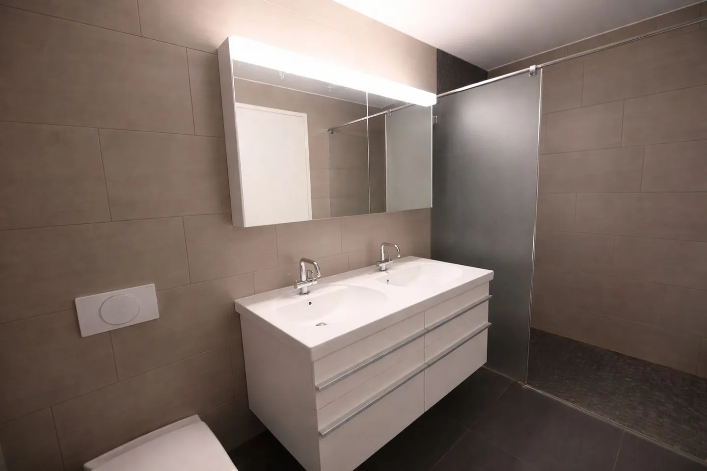 Modern Apartment with Balcony - Photo 3 of 8