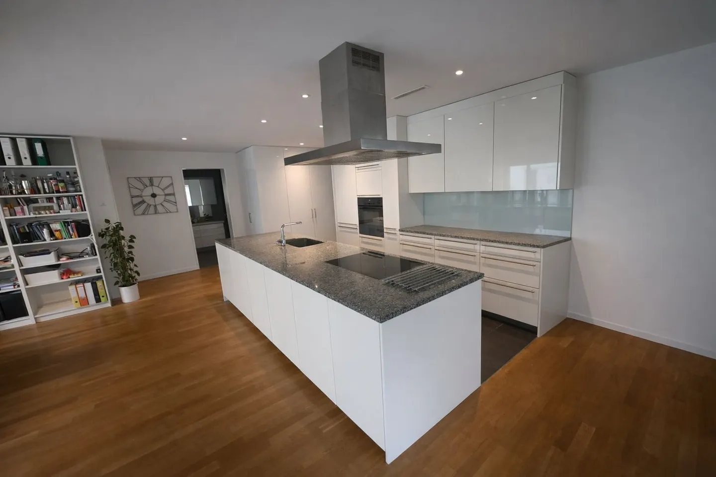 Modern Apartment with Balcony - Photo 2 of 8