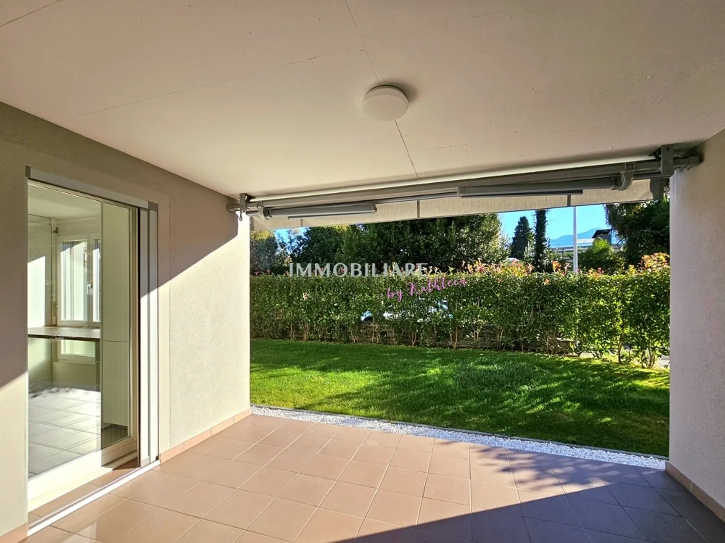 Appartamento con giardino, ristrutturato, soleggiato, tranquillo, mezzi pubblici a piedi, posto auto in garage - Foto 3 di 13