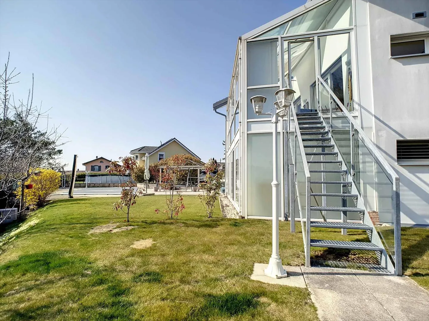 Duplex with garden adjacent to the International School of Lausanne (Yield 4%) - Photo 1 of 13