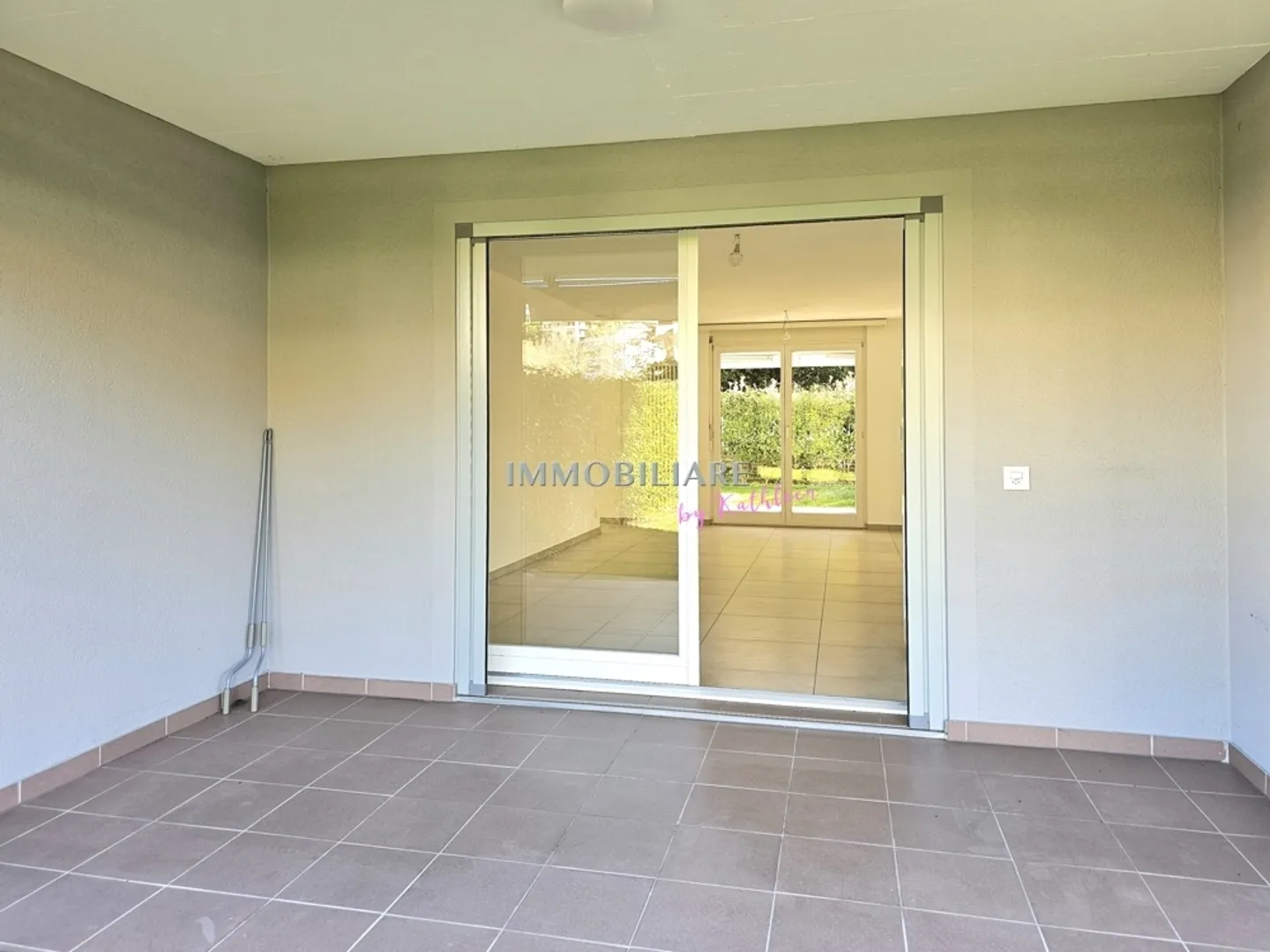 Appartamento con giardino, ristrutturato, soleggiato, tranquillo, mezzi pubblici a piedi, posto auto in garage - Foto 11 di 13