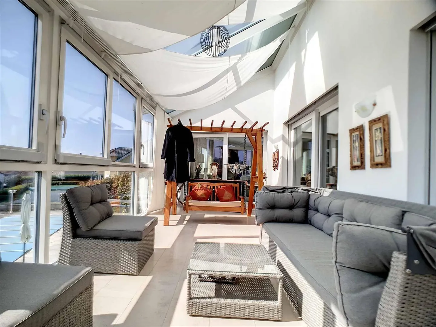 Duplex with garden adjacent to the International School of Lausanne (Yield 4%) - Photo 3 of 13