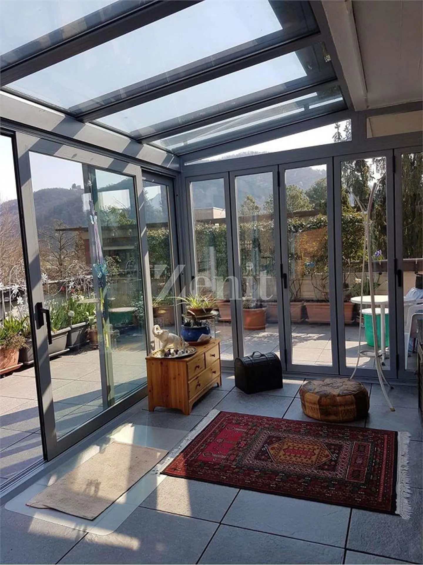 Attico elegante con giardino d'inverno e terrazza - Foto 5 di 8