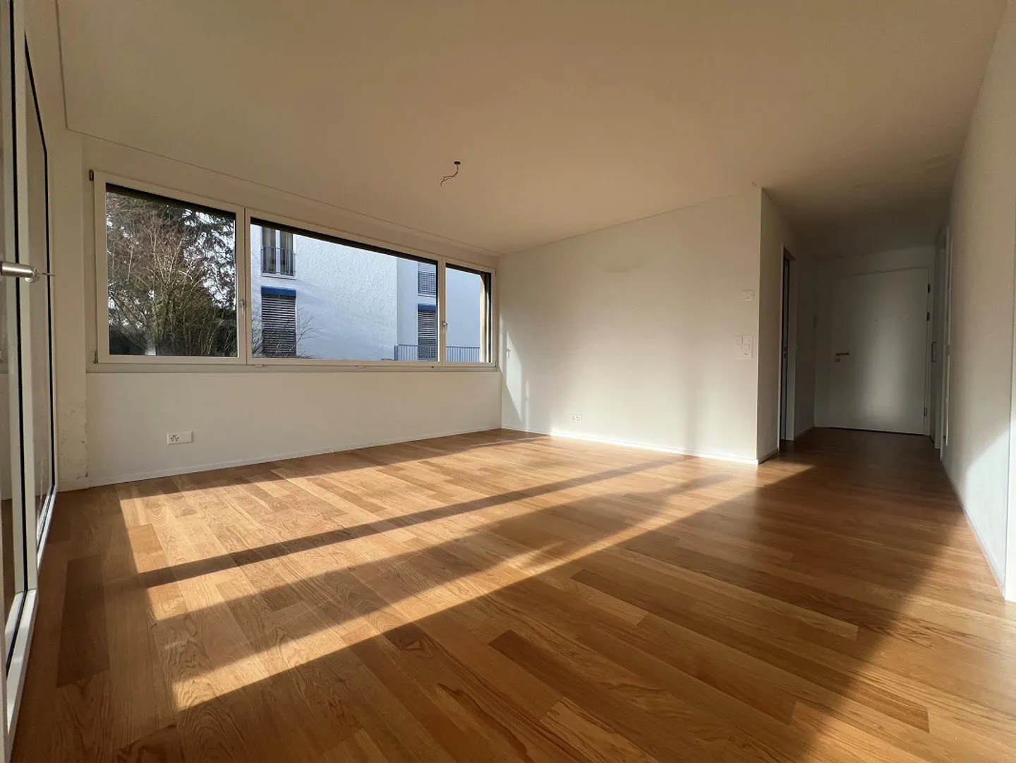 Moderne 3.5-Zimmer-Wohnung im Erdgeschoss - Foto 2 von 8