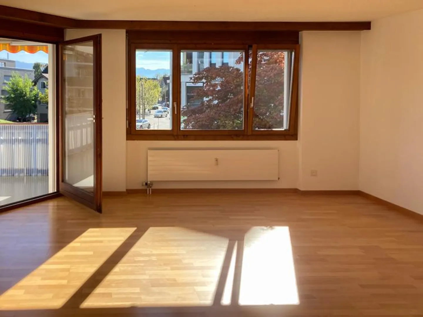 Spacious 4.5 Room Apartment with Balcony in Central Location - Photo 2 of 17