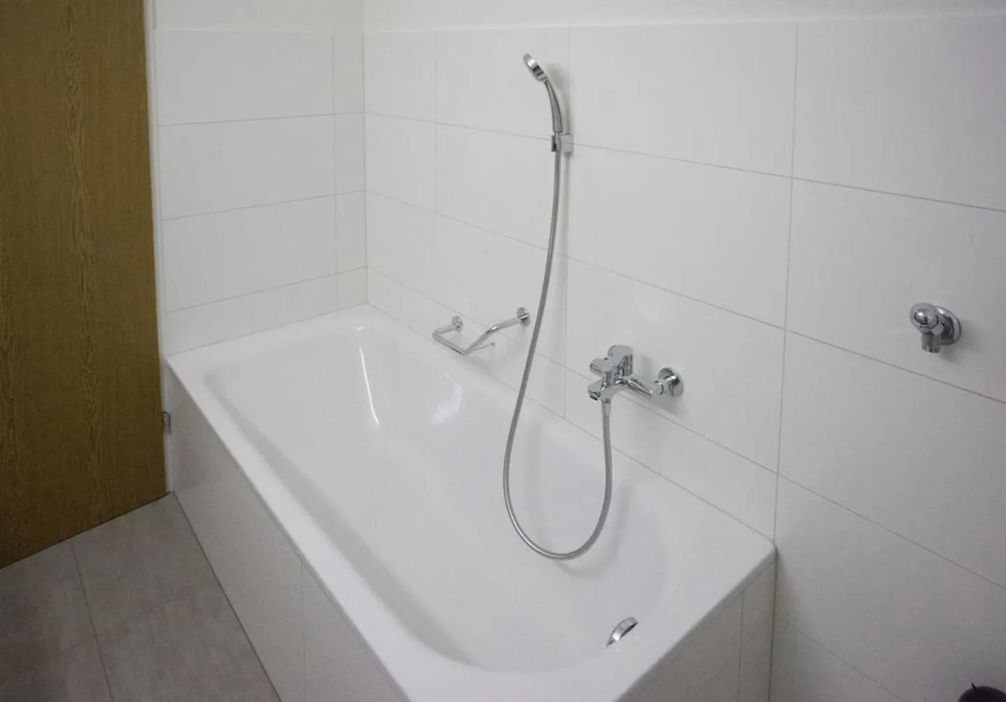 Spacious 4.5 Room Apartment with Balcony in Central Location - Photo 5 of 17