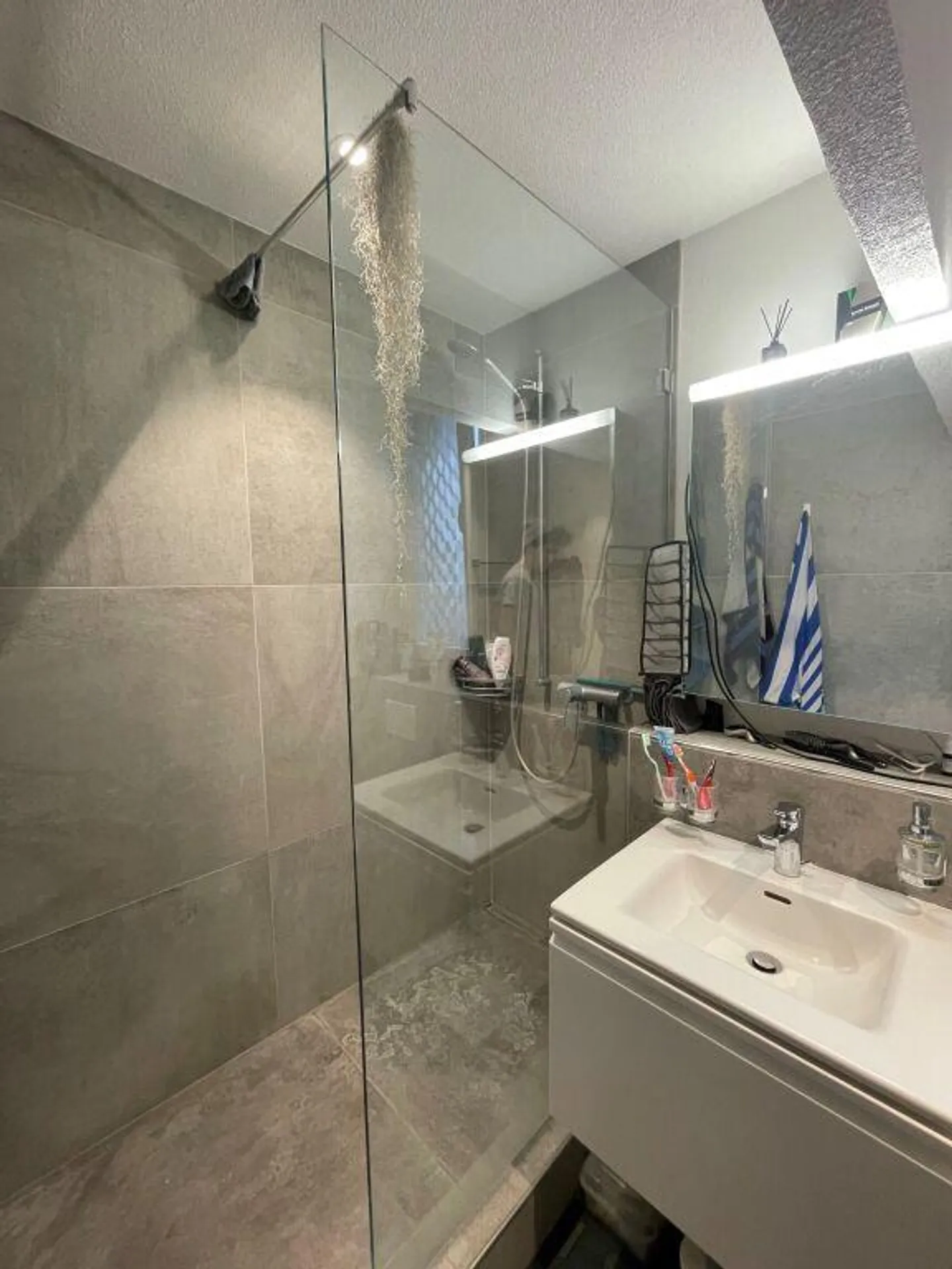 Appartement moderne dans un emplacement central - Photo 2 sur 6