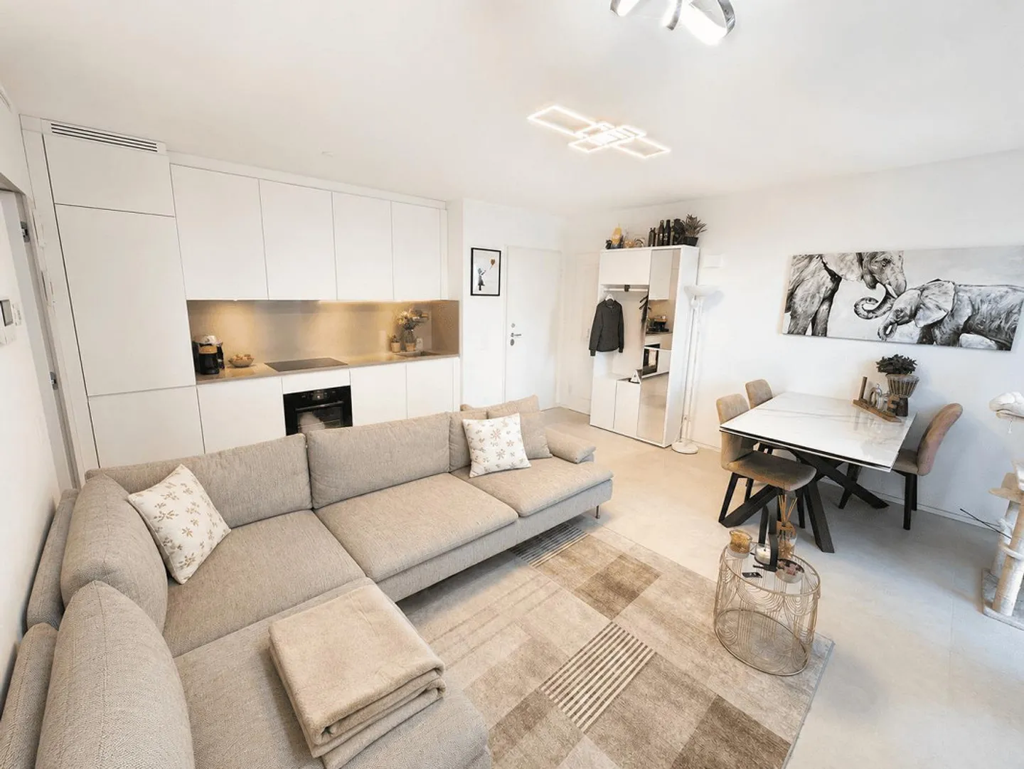 Modern Apartment with Pool - Photo 4 of 13