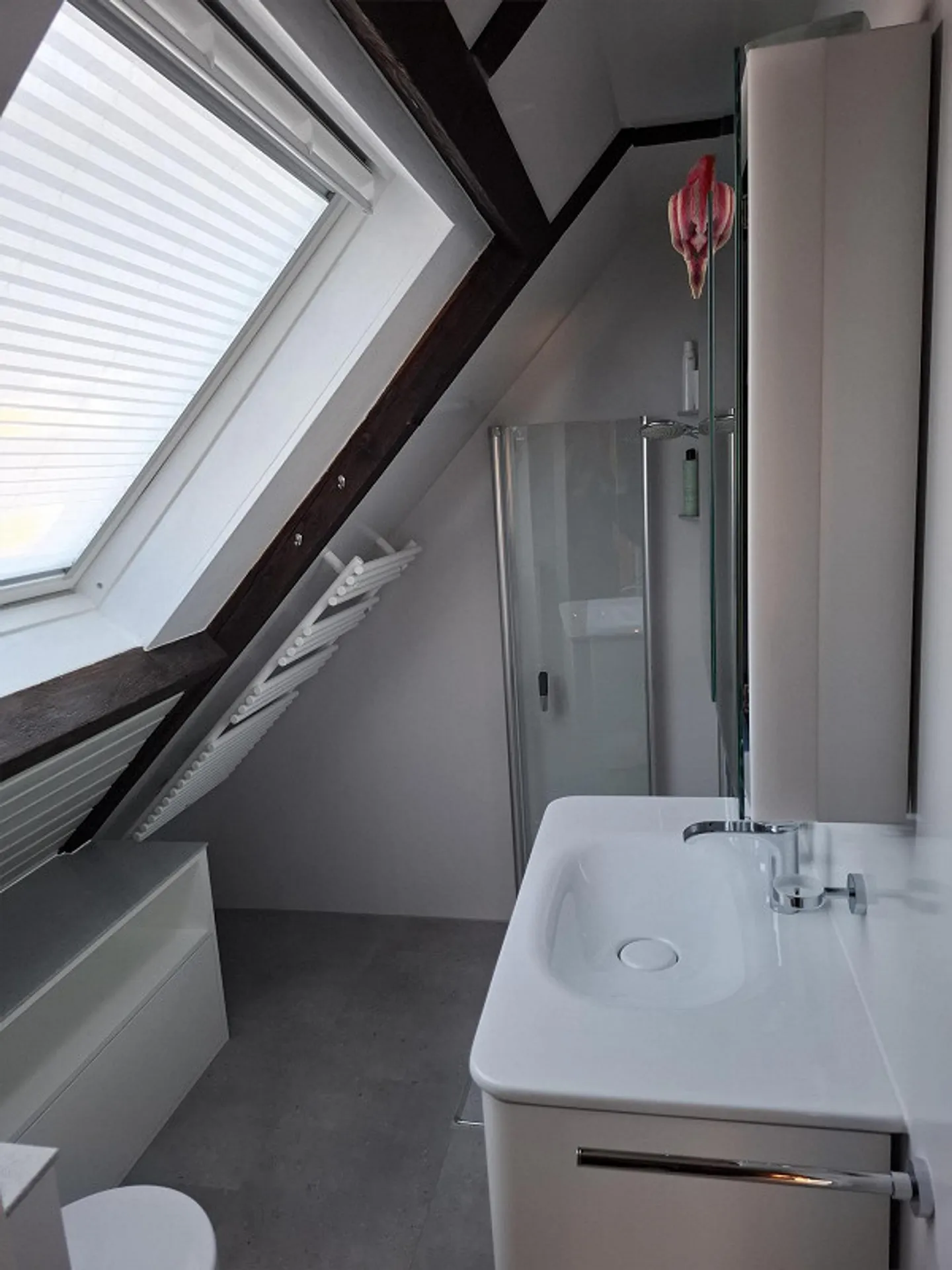 Attico elegantemente restaurato e completamente arredato - Foto 13 di 15