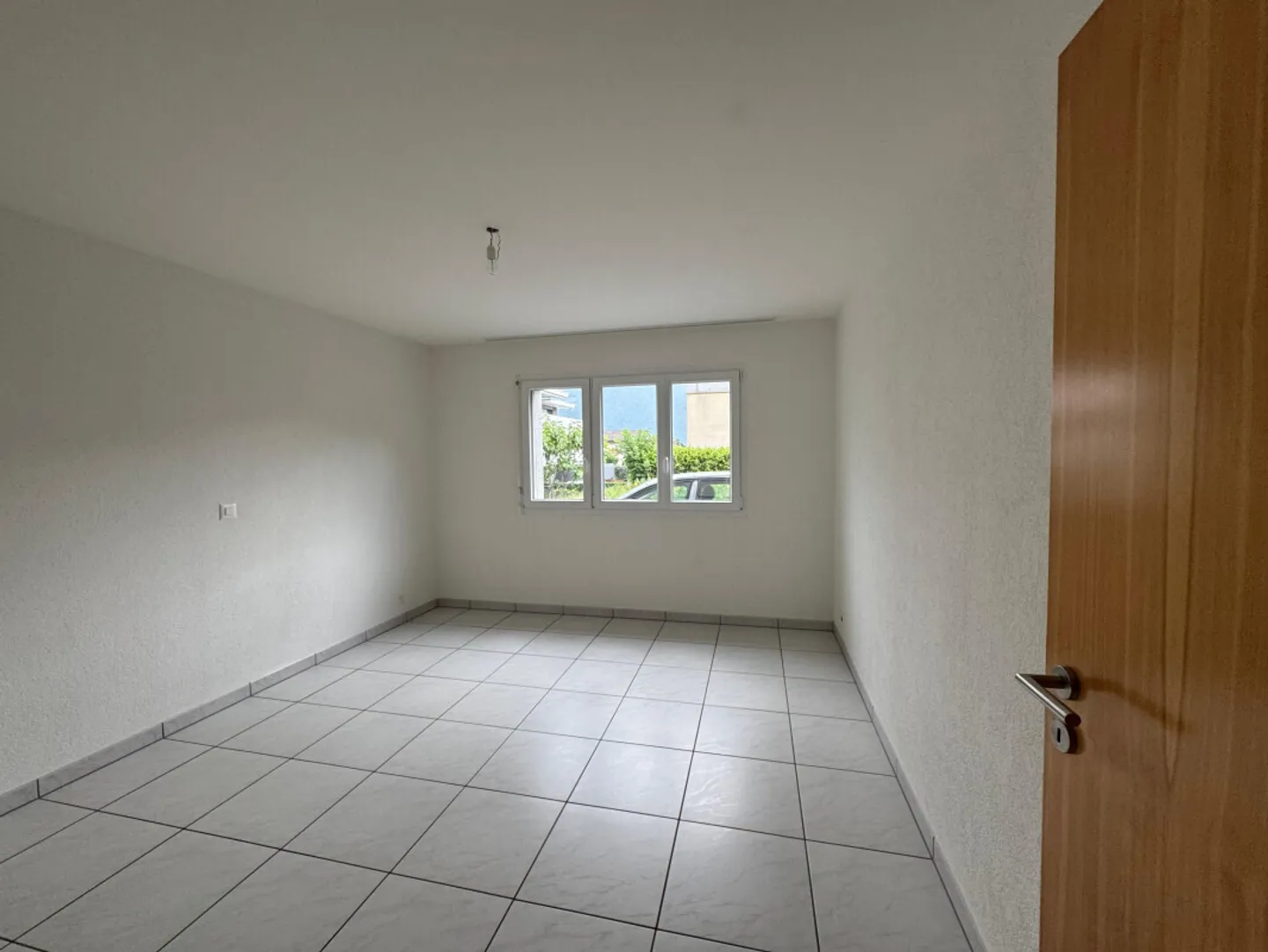 Bellissimo appartamento con 4,5 stanze al piano terra, giardino privato e posti auto - Foto 8 di 12