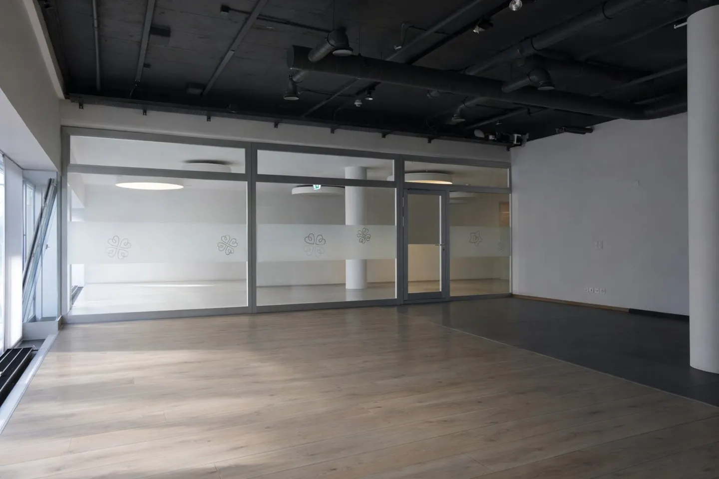 Attractive commercial space with shop window front in a central location - Photo 6 of 10