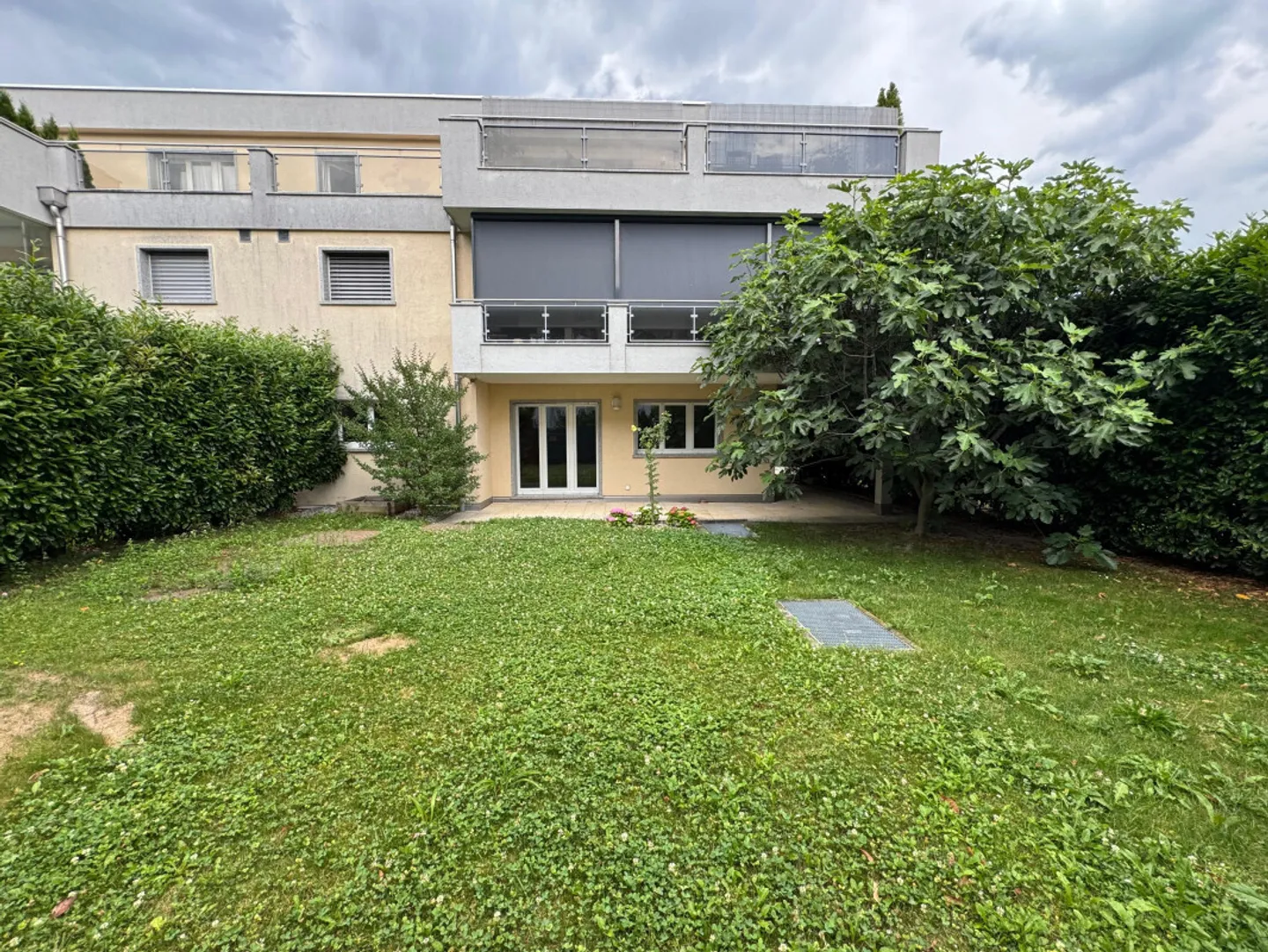 Bellissimo appartamento con 4,5 stanze al piano terra, giardino privato e posti auto - Foto 3 di 12