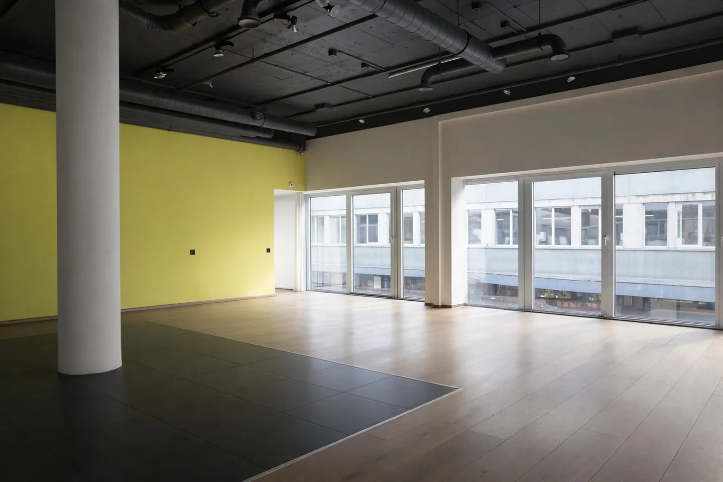 Attractive commercial space with shop window front in a central location - Photo 2 of 10