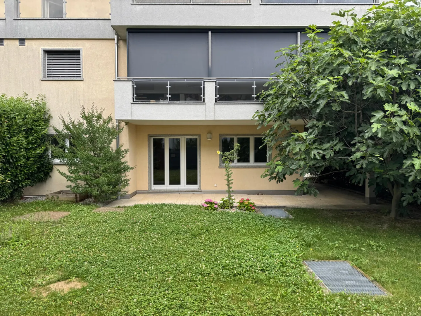 Bellissimo appartamento con 4,5 stanze al piano terra, giardino privato e posti auto - Foto 2 di 12