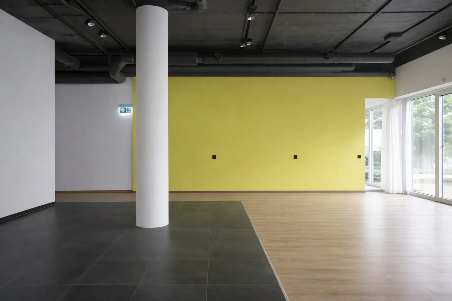 Attractive commercial space with shop window front in a central location - Photo 3 of 10