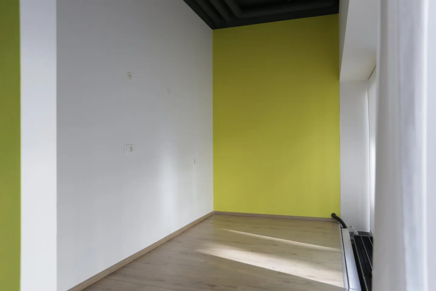 Attractive commercial space with shop window front in a central location - Photo 4 of 10