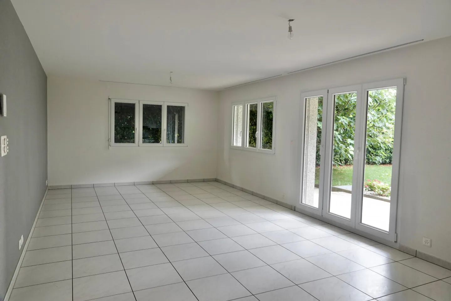 Bellissimo appartamento con 4,5 stanze al piano terra, giardino privato e posti auto - Foto 5 di 12