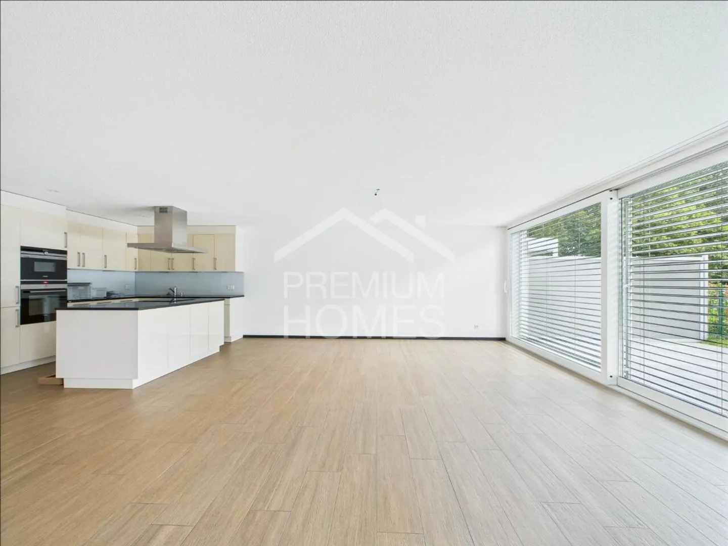 Stylish Garden Apartment with 4.5 Rooms - Photo 4 of 10