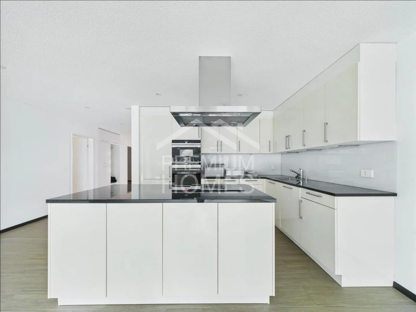 Stylish Garden Apartment with 4.5 Rooms - Photo 5 of 10