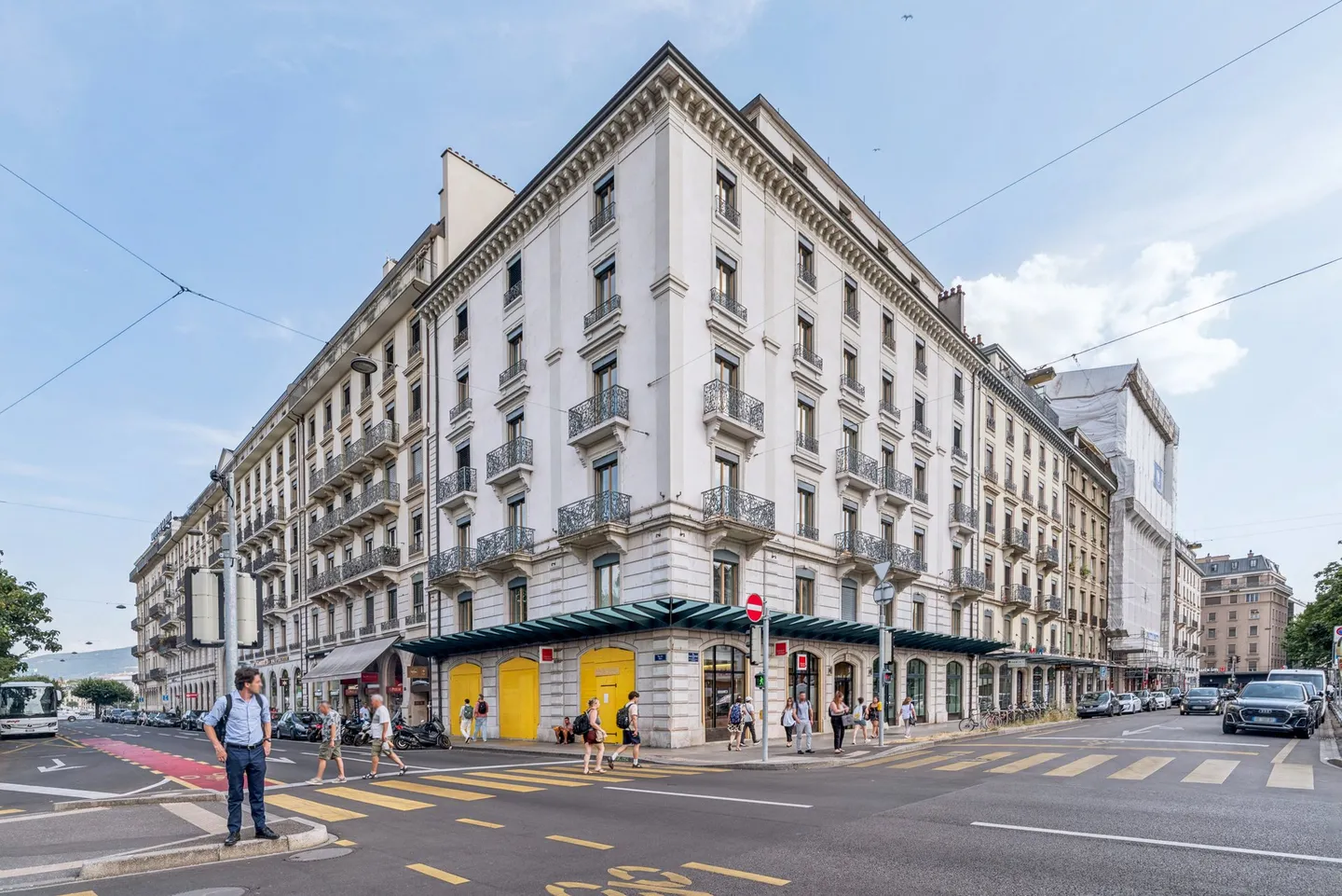 Magnificent renovated duplex of 7 rooms with balcony in the heart of Geneva - Photo 1 of 10
