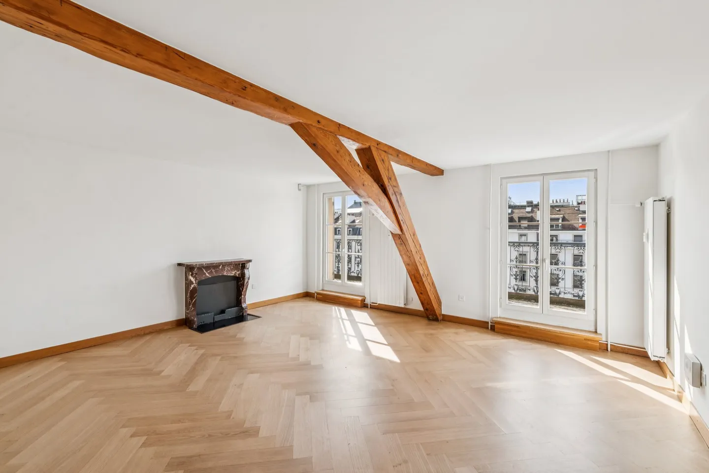 Magnificent renovated duplex of 7 rooms with balcony in the heart of Geneva - Photo 2 of 10