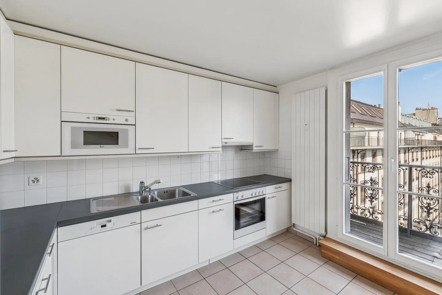 Magnificent renovated duplex of 7 rooms with balcony in the heart of Geneva - Photo 3 of 10